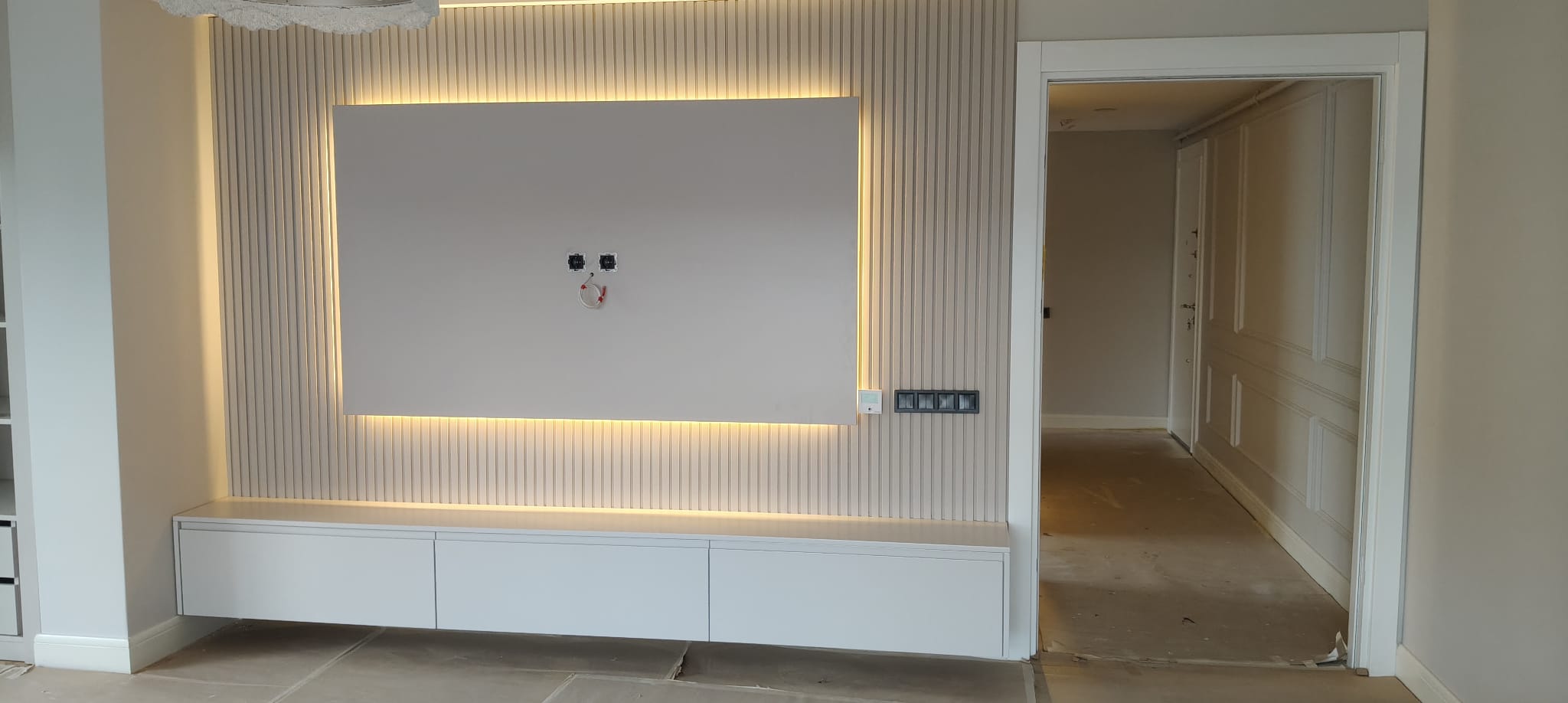 Gizli ışıklı TV ünitesi