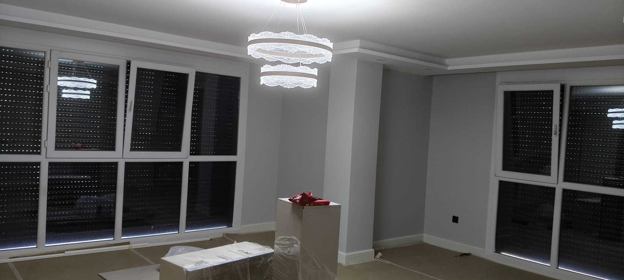 Avizeli döşenmiş salon
