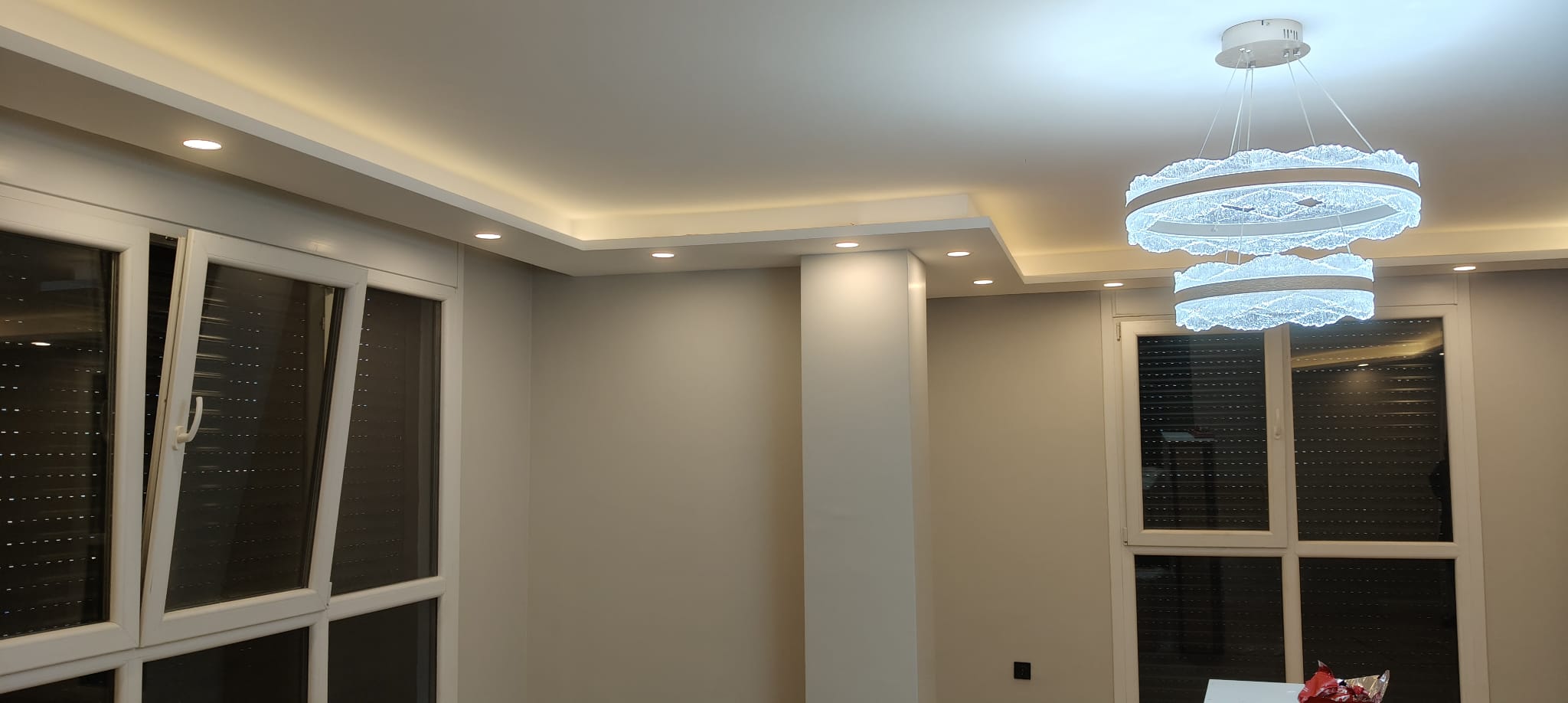 Gizli ışıklı asma tavanlı salon